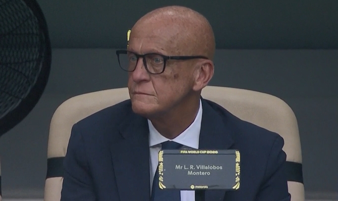 鹰眼！FIFA裁判委员会负责人，退役名哨科里纳观战沙特vs乌拉圭