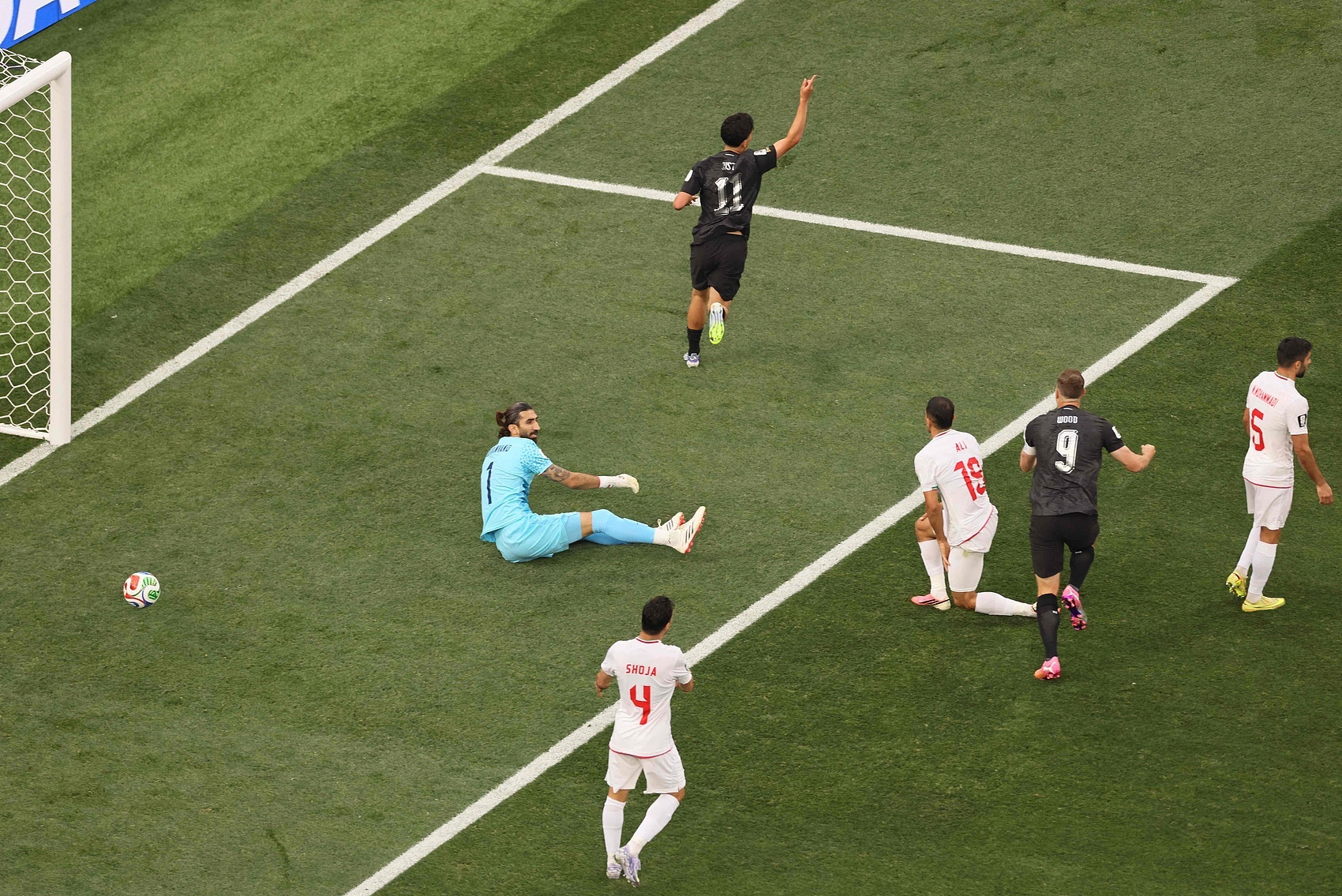 新西兰1-0领先伊朗！伊利亚·贾斯特抽射破门，伍德胸部做球